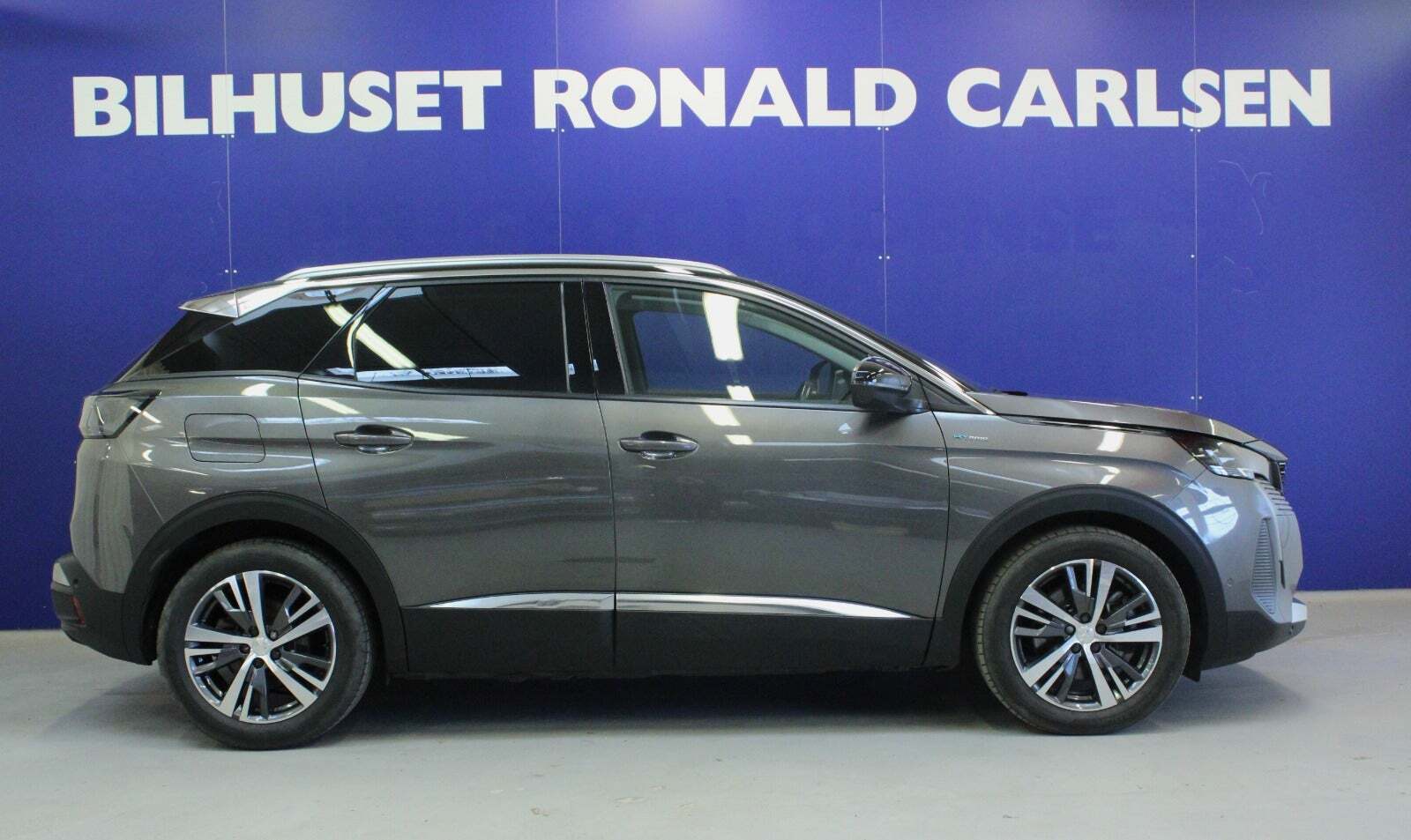 Grå Peugeot 3008 fra 2021