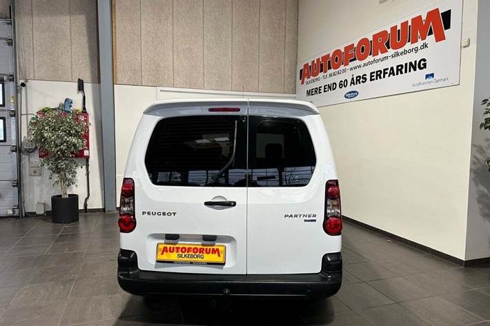 Hvid Peugeot Partner fra 2016