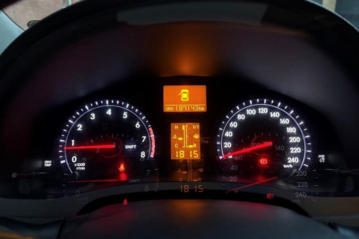 Sort Toyota Avensis fra 2013