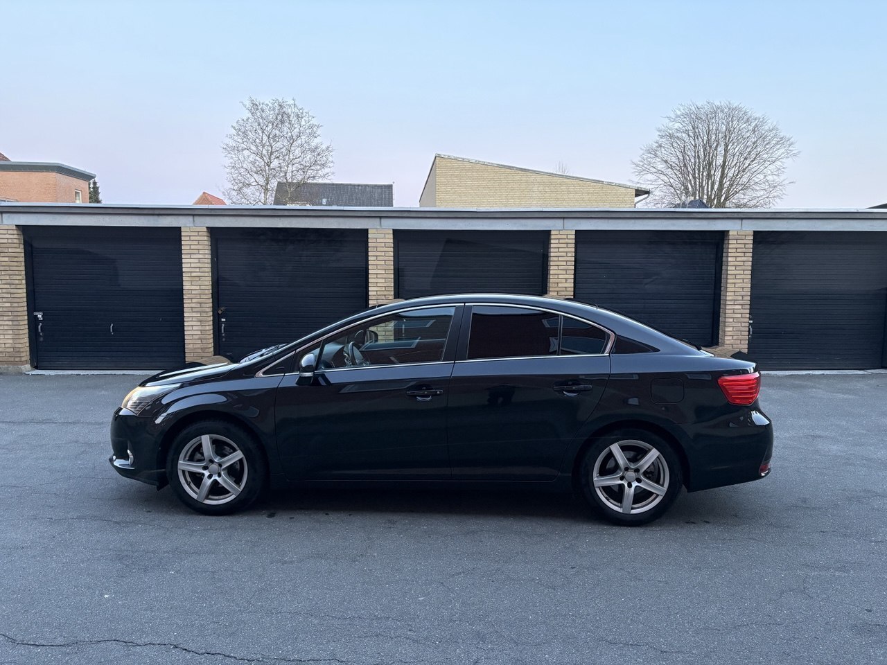 Sort Toyota Avensis fra 2013