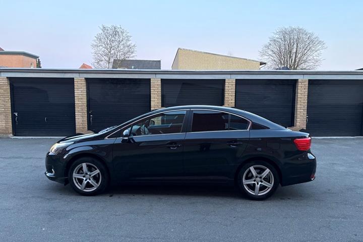 Sort Toyota Avensis fra 2013