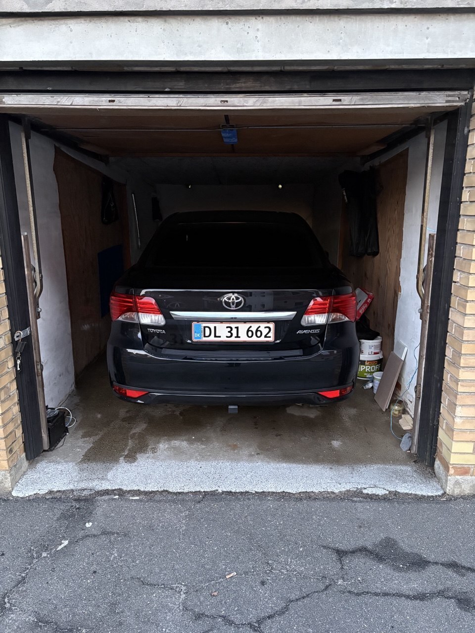 Sort Toyota Avensis fra 2013
