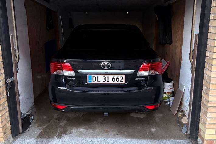Sort Toyota Avensis fra 2013