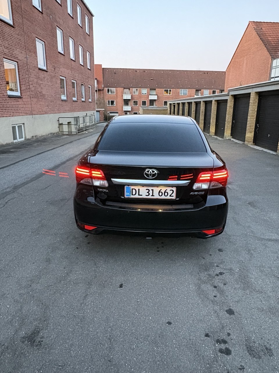 Sort Toyota Avensis fra 2013