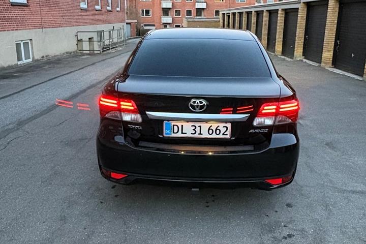 Sort Toyota Avensis fra 2013