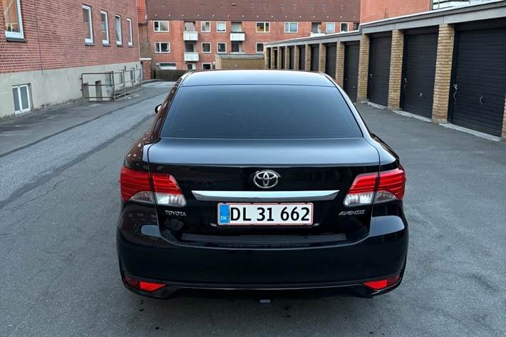 Sort Toyota Avensis fra 2013