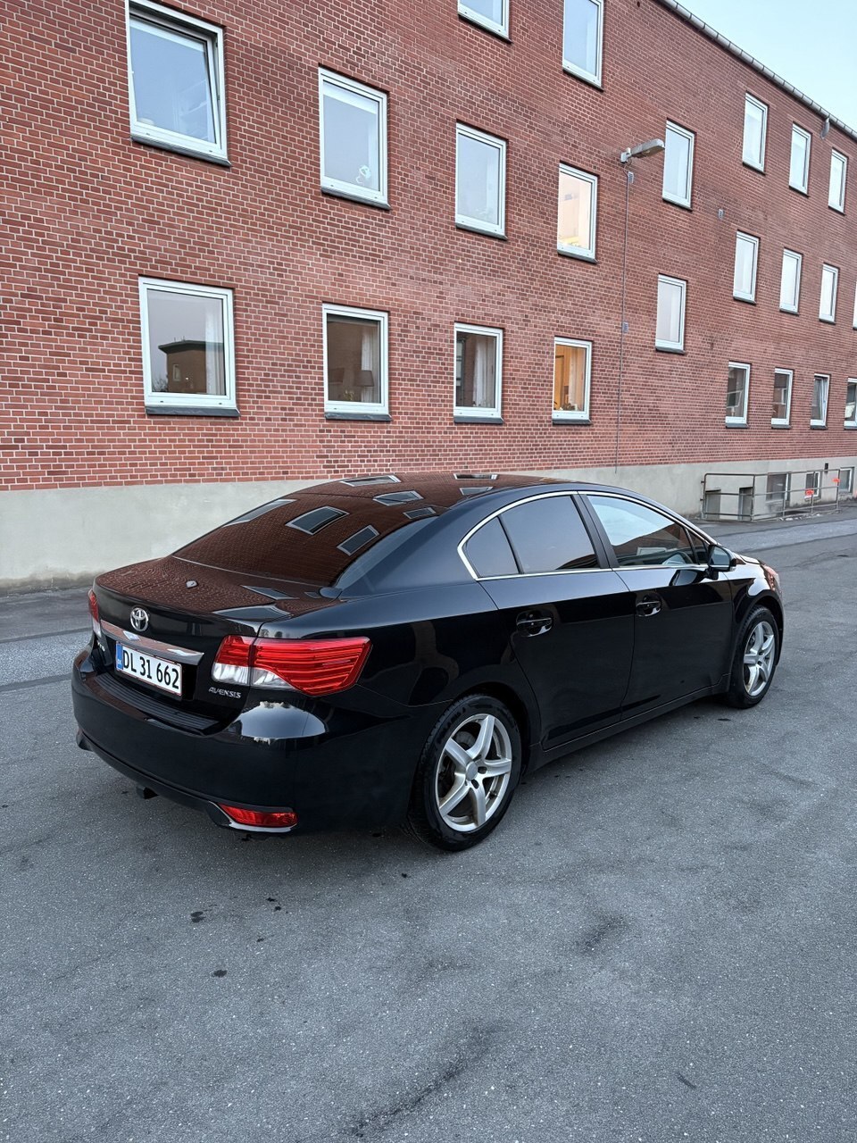 Sort Toyota Avensis fra 2013