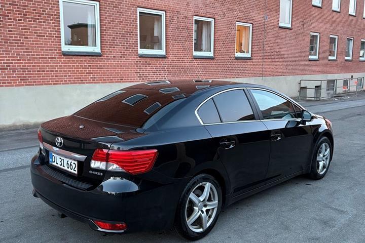 Sort Toyota Avensis fra 2013