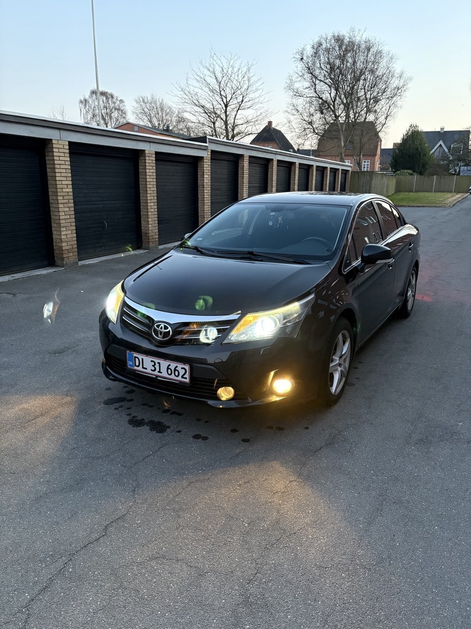 Sort Toyota Avensis fra 2013