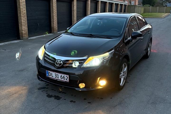Sort Toyota Avensis fra 2013