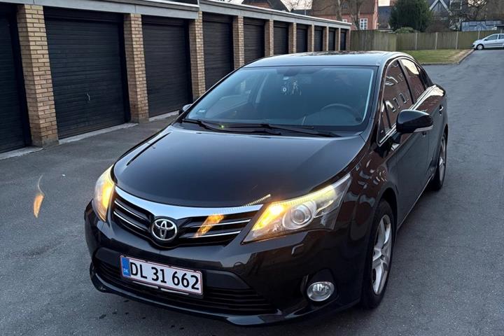 Sort Toyota Avensis fra 2013