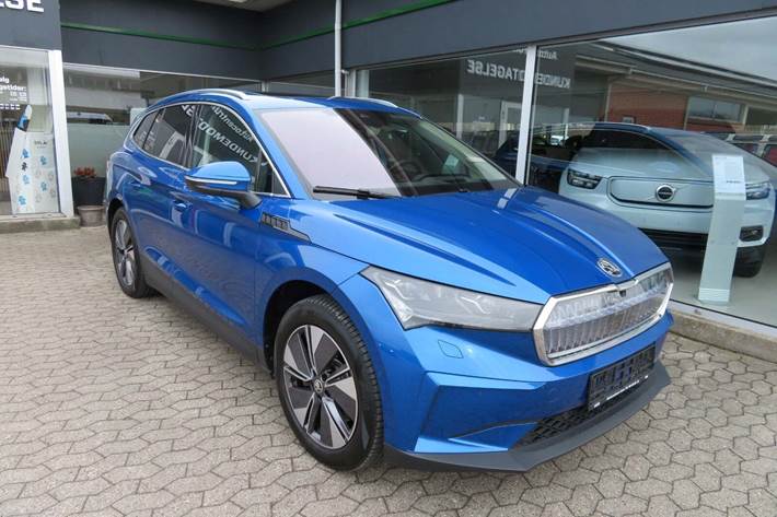 Blå Skoda Enyaq fra 2022 set udefra