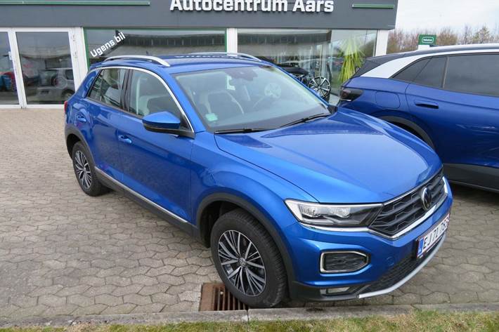Blå VW T-Roc fra 2022 set udefra