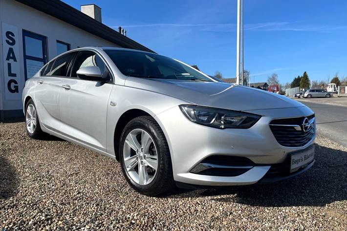 Sølv Opel Insignia fra 2020 set udefra