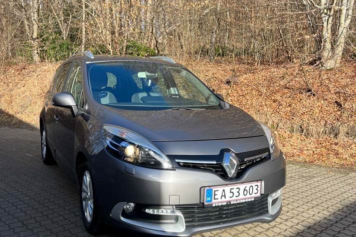 Grå Renault Grand Scenic III fra 2014 set udefra
