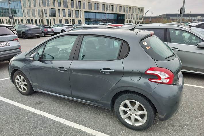 Grå Peugeot 208 fra 2015