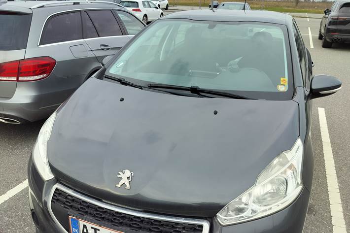 Grå Peugeot 208 fra 2015