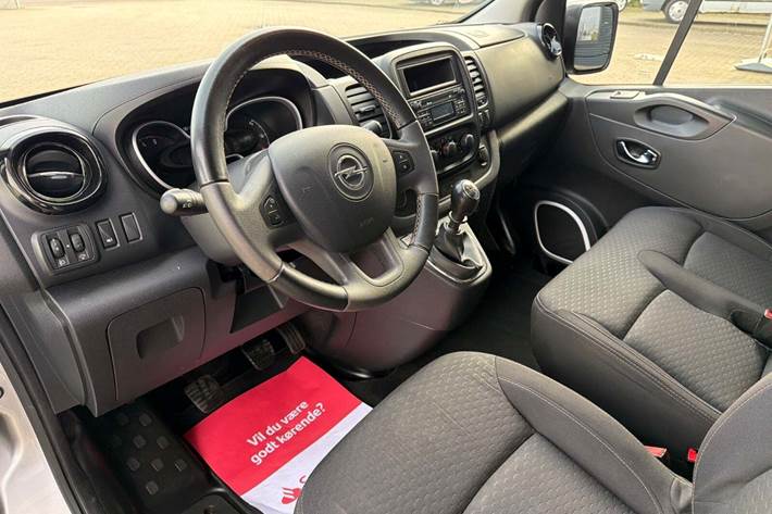 Sølv Opel Vivaro fra 2017