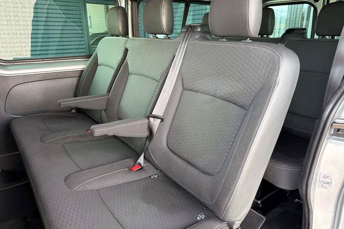 Sølv Opel Vivaro fra 2017