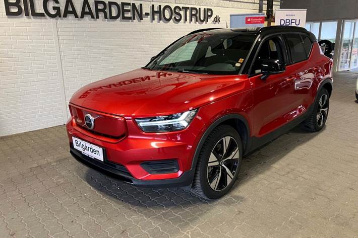 Rød Volvo XC40 fra 2022 set udefra