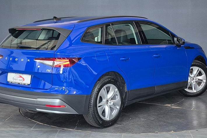 Blå Skoda Enyaq fra 2023