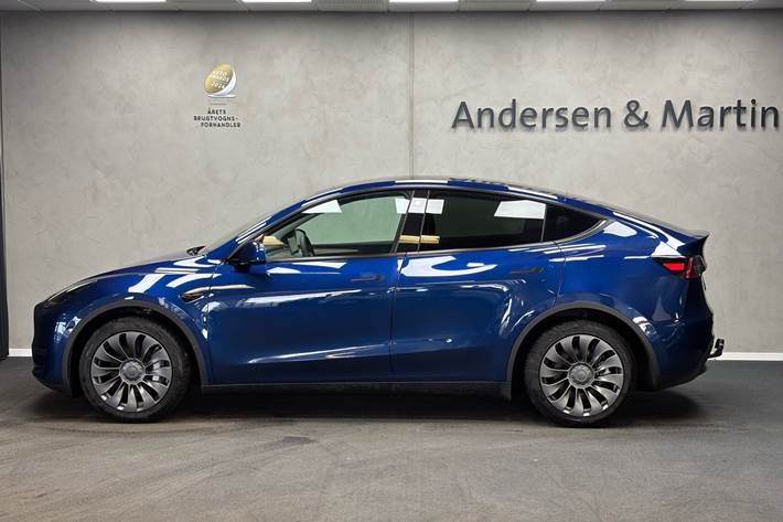Blå Tesla Model Y fra 2023