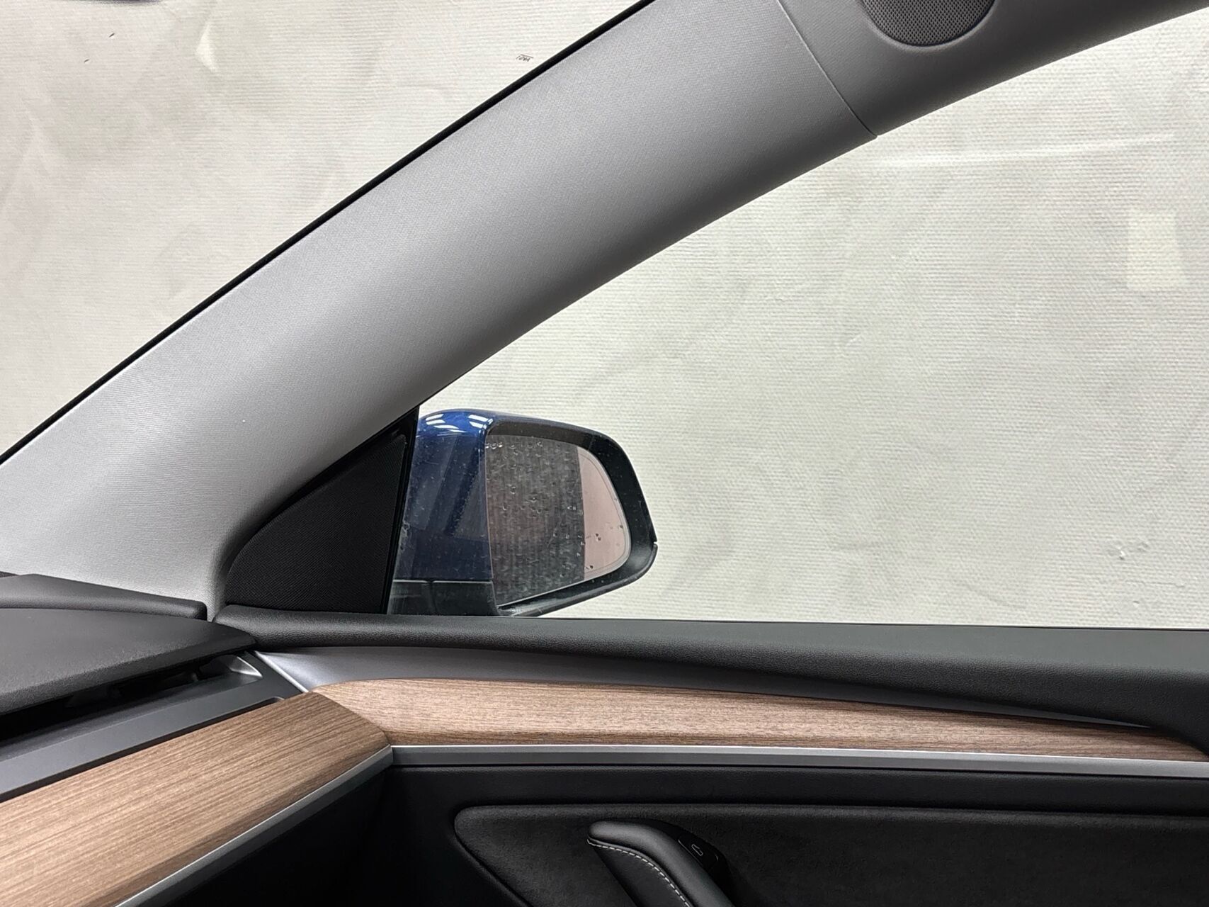 Blå Tesla Model Y fra 2023