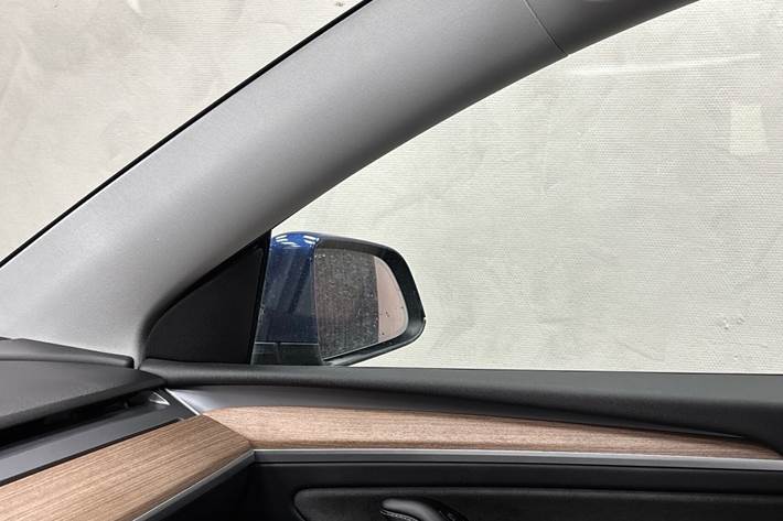 Blå Tesla Model Y fra 2023