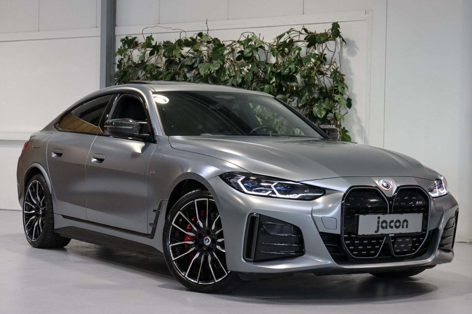 Grå BMW i4 fra 2023