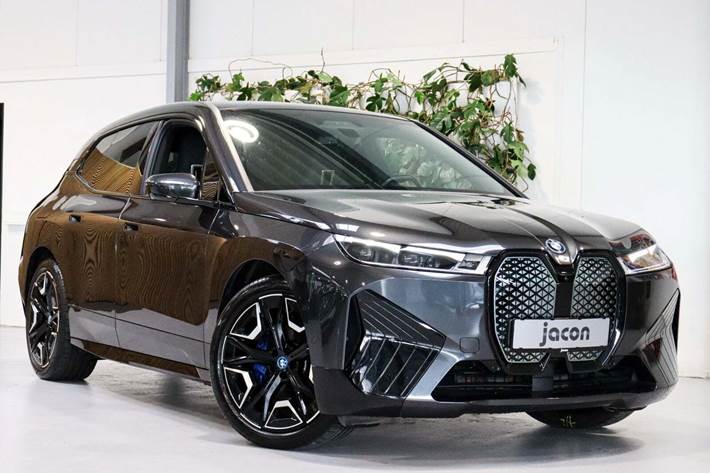 Grå BMW iX fra 2022 set udefra