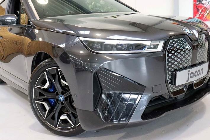 Grå BMW iX fra 2022