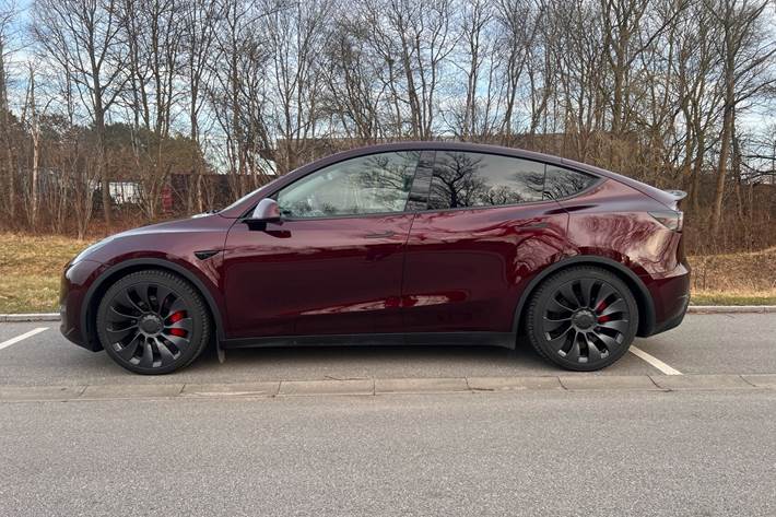 Rød Tesla Model Y fra 2023
