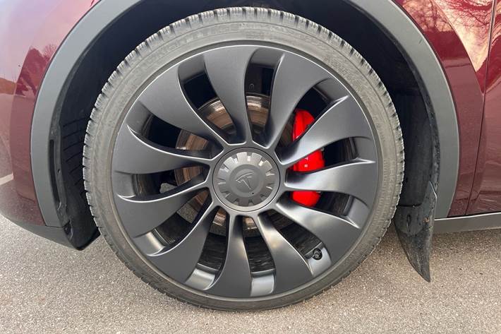 Rød Tesla Model Y fra 2023