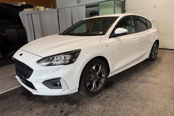 Hvid Ford Focus fra 2019 set udefra
