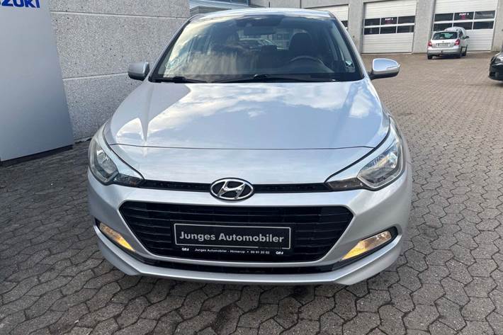 Sølv Hyundai i20 fra 2017