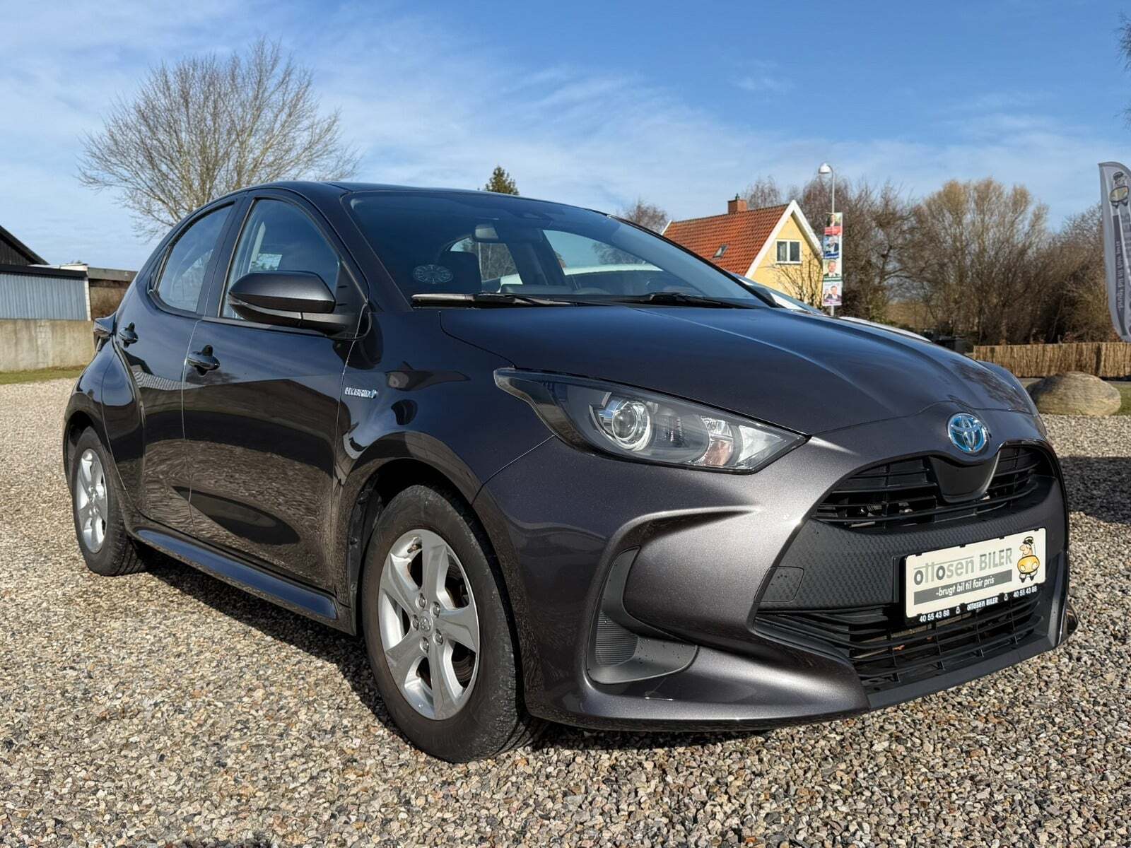 Grå Toyota Yaris fra 2021