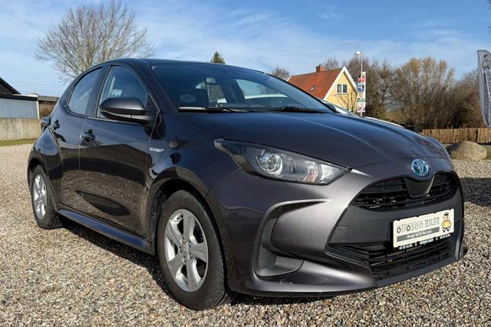 Grå Toyota Yaris fra 2021