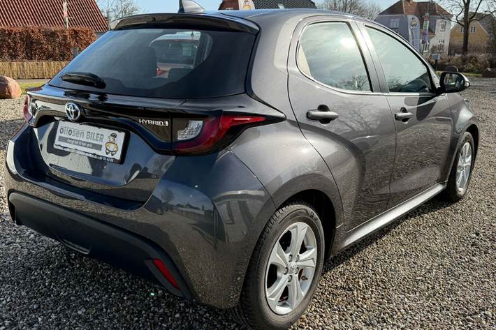 Grå Toyota Yaris fra 2021