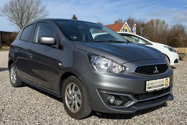 Grå Mitsubishi Space Star fra 2018 set udefra