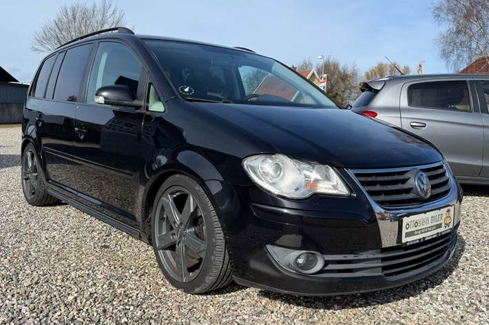 Sort VW Touran fra 2008 set udefra