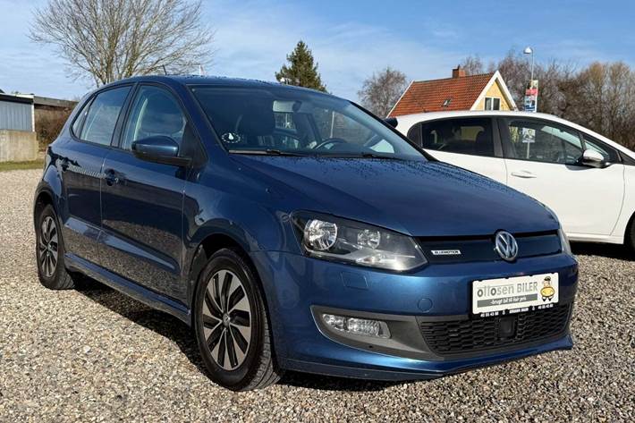Blå VW Polo fra 2016 set udefra