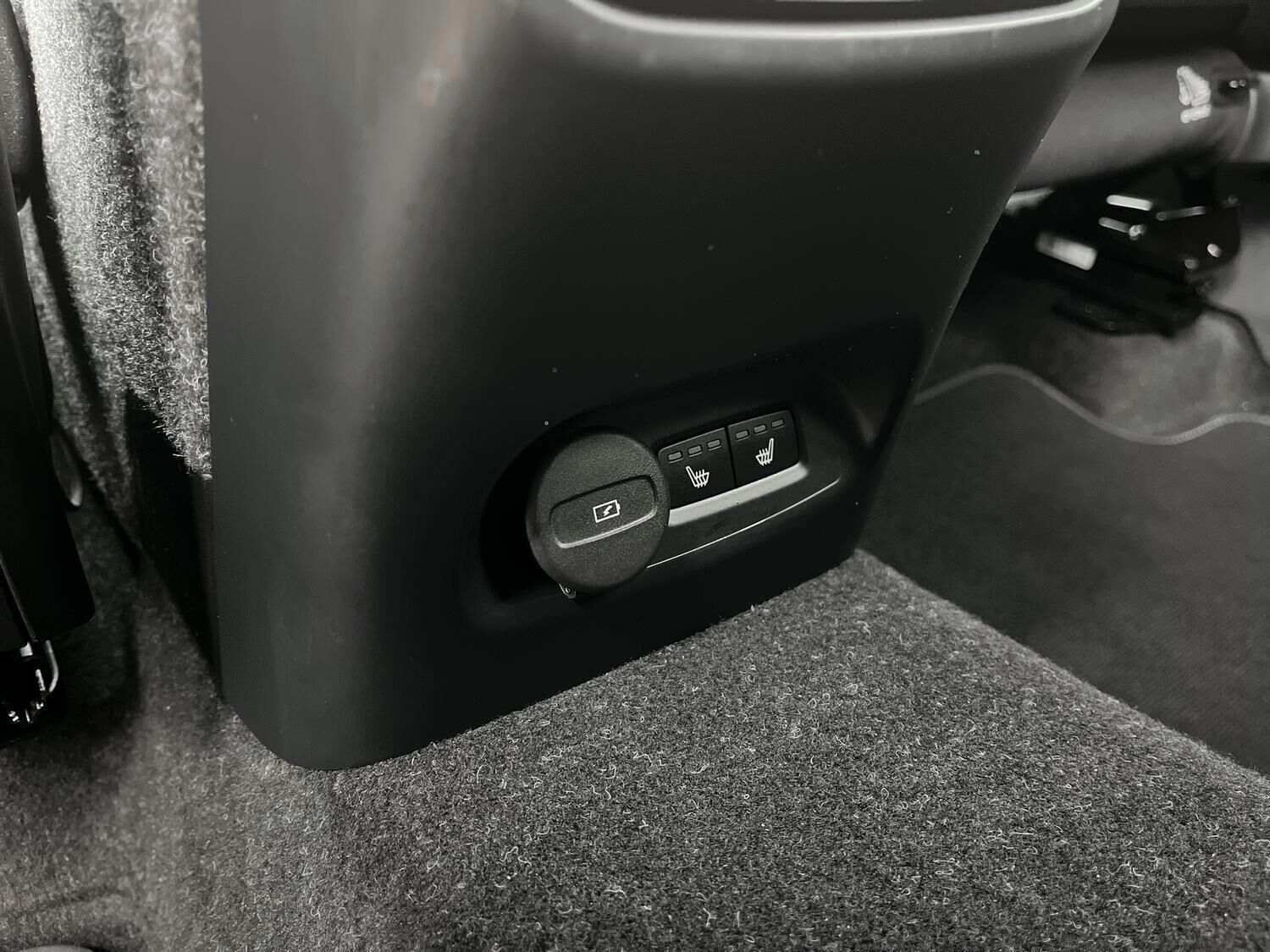 Sølv Volvo EX40 fra 2024