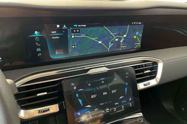 Sølv Hongqi E-HS9 fra 2024