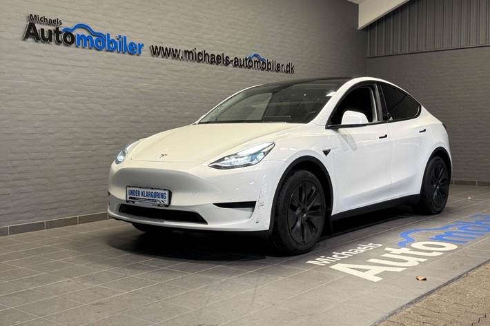 Hvid Tesla Model Y fra 2025