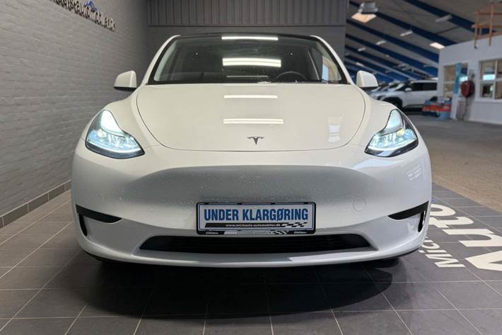 Hvid Tesla Model Y fra 2025