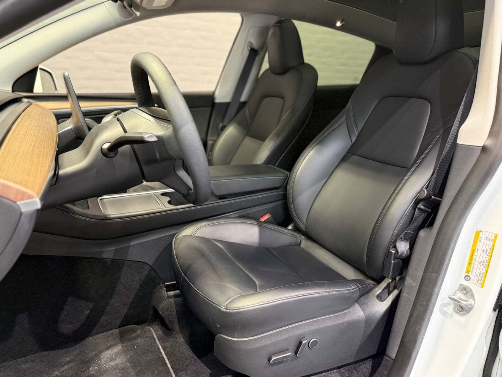 Hvid Tesla Model Y fra 2025