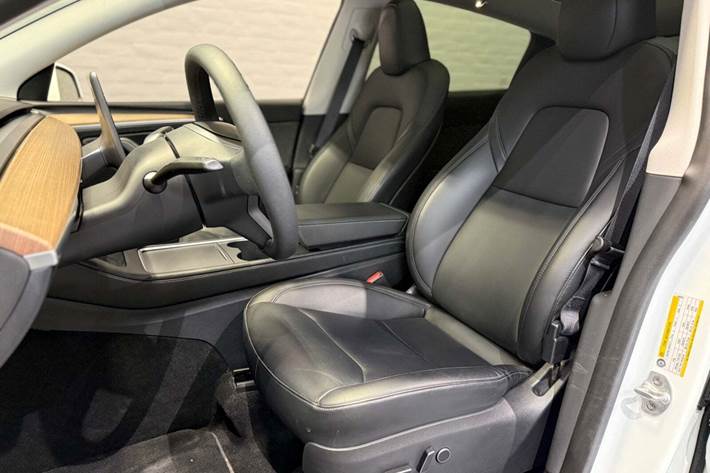 Hvid Tesla Model Y fra 2025