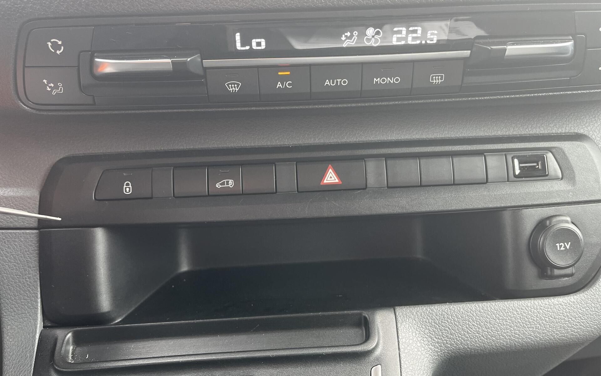 Grå Peugeot e-Expert fra 2022