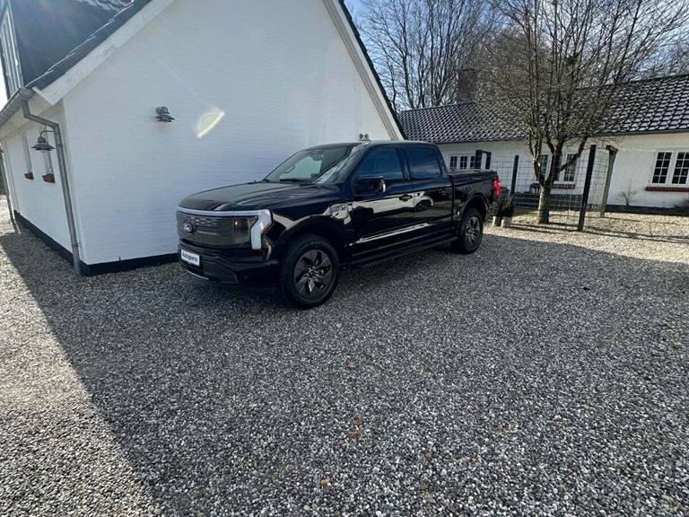 Ford F-150 131 Lightning Lariat Extended Range