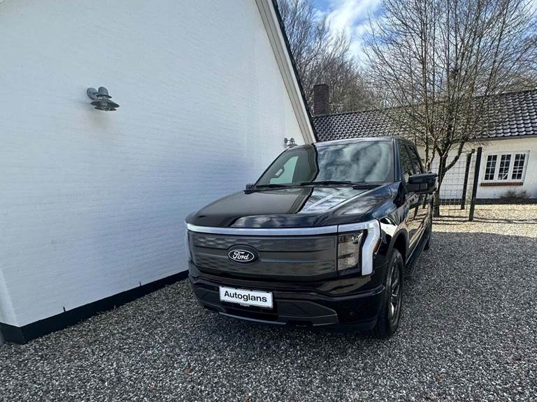 Ford F-150 131 Lightning Lariat Extended Range